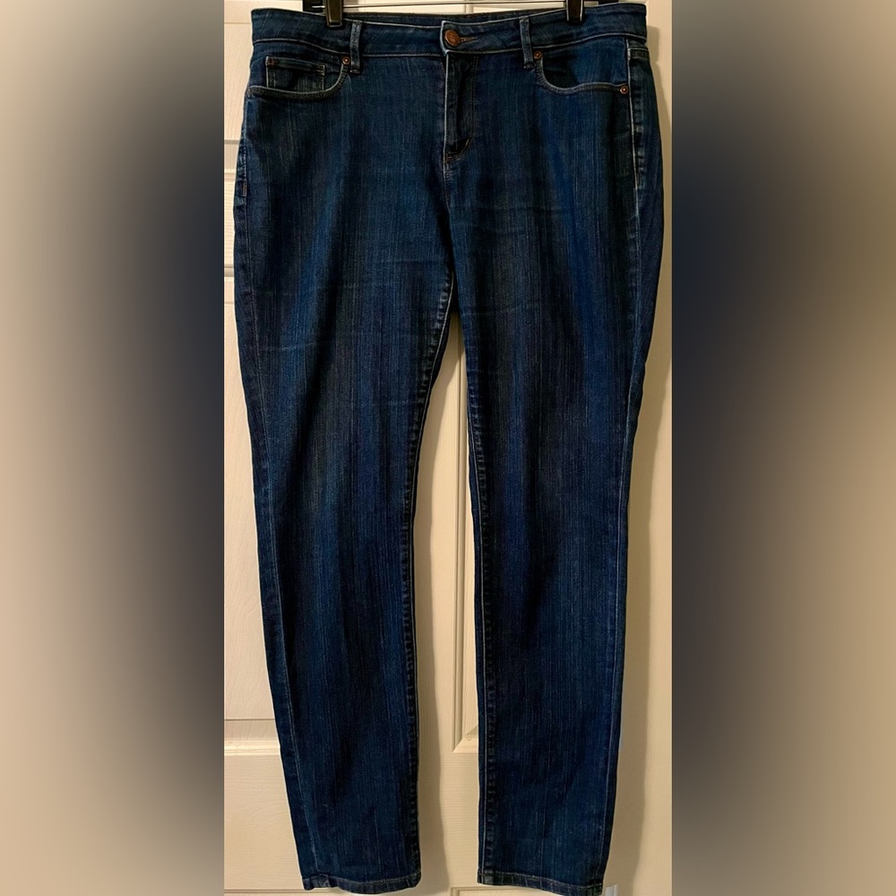 Size 10 short Curvy Skinny Jeans from Loft Outlet. Great denim color.